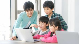 子ども達がITツールを使っている