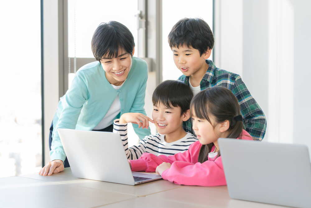 子ども達がITツールを使っている